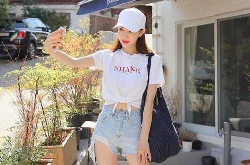 猜猜这是在哪里做爱?骚货就是喜欢玩刺激的花样 公共场合偷偷操 逼 淫水泛滥