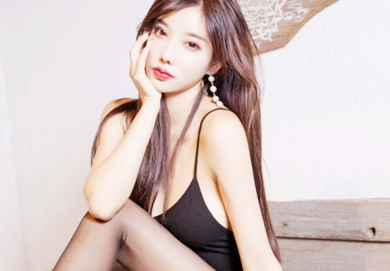 公园勾搭美女回家下棋~然后就强行把她操了 各种姿势干翻插出白浆